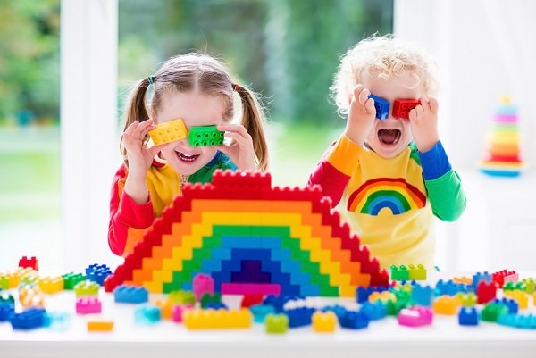 dzięci bawiace się plastikowymi klockami