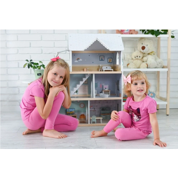 Drewniany domek dla lalek z windą