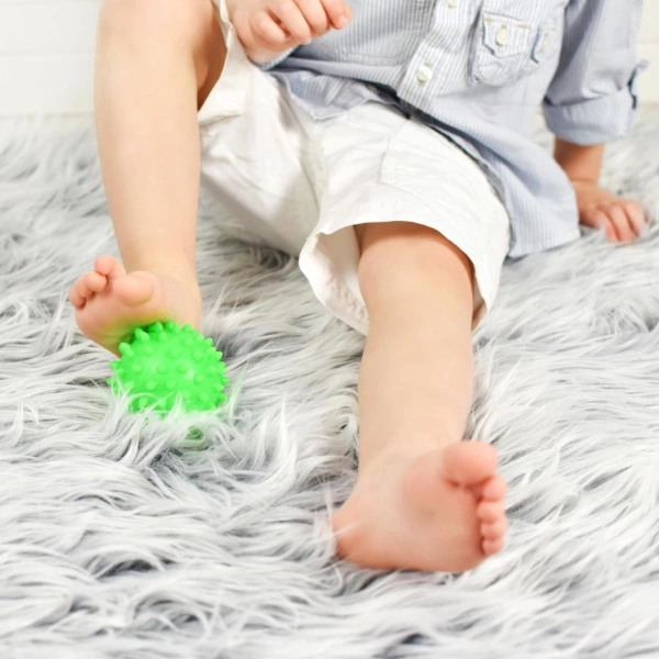 Sensoryczna piłeczka do masażu Sensorky niebieska 6m+ Mom's Care