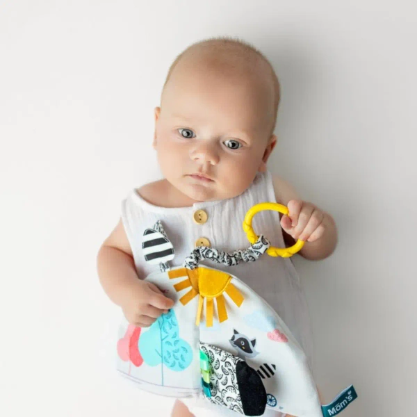 Sensoryczna książeczka materiałowa Szop Pedro 0+ Mom's Care