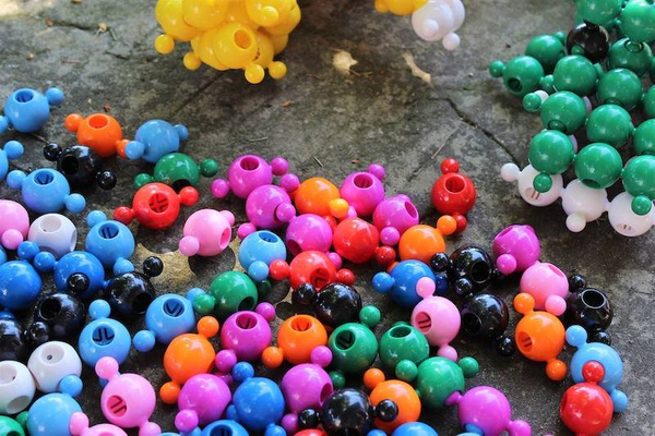 Klocki konstrukcyjne Loowi kulki czerwone 125 elementów 4+