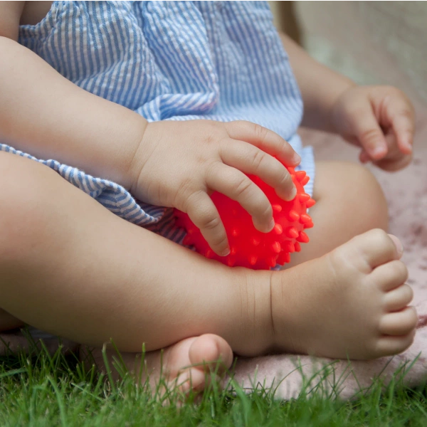 Sensoryczna piłeczka do masażu Sensorky czerwona 6m+ Mom's Care