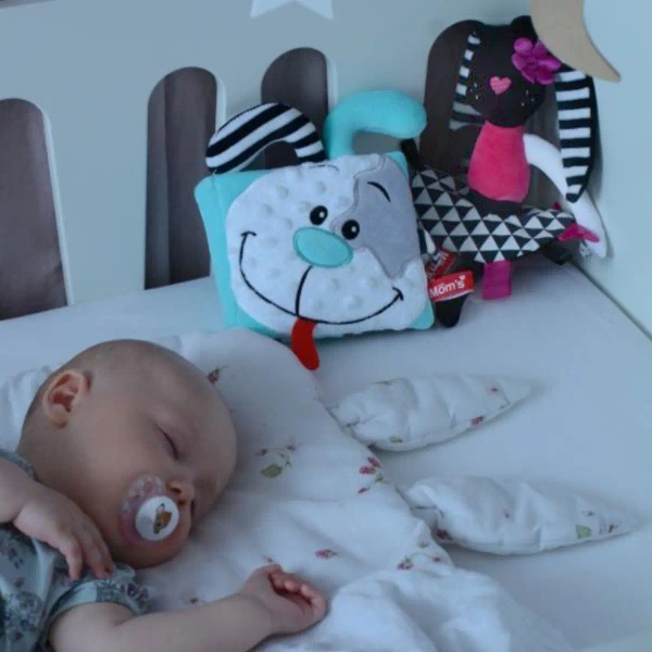 Sensoryczna przytulanka Pani Króliczka dla niemowląt 0+ Mom's Care