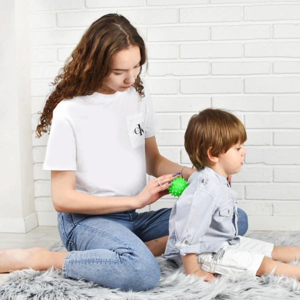 Sensoryczna piłeczka do masażu Sensorky niebieska 6m+ Mom's Care