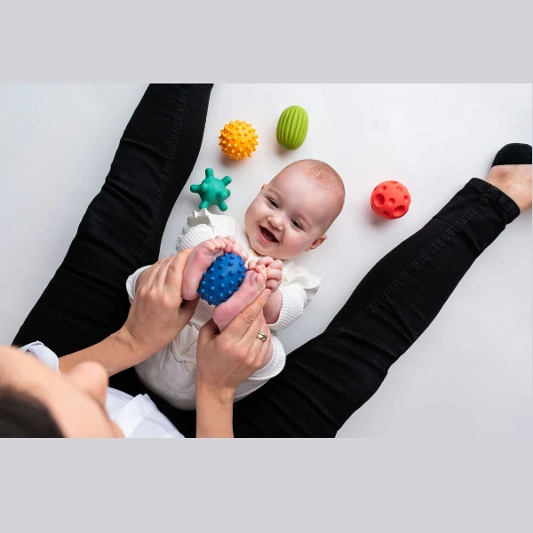 Pastelowe sensoryczne piłeczki Sensorky 5 sztuk 6m+ Mom's Care