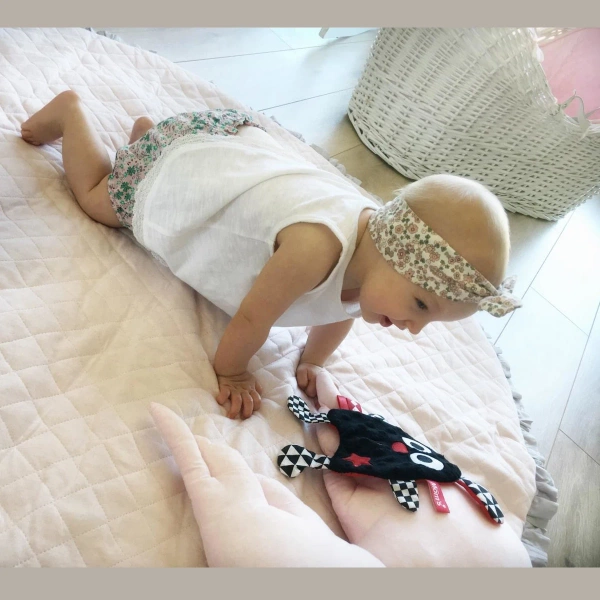 Szeleszczący szeleścik z gwiazdką czarny 0+ Mom's Care